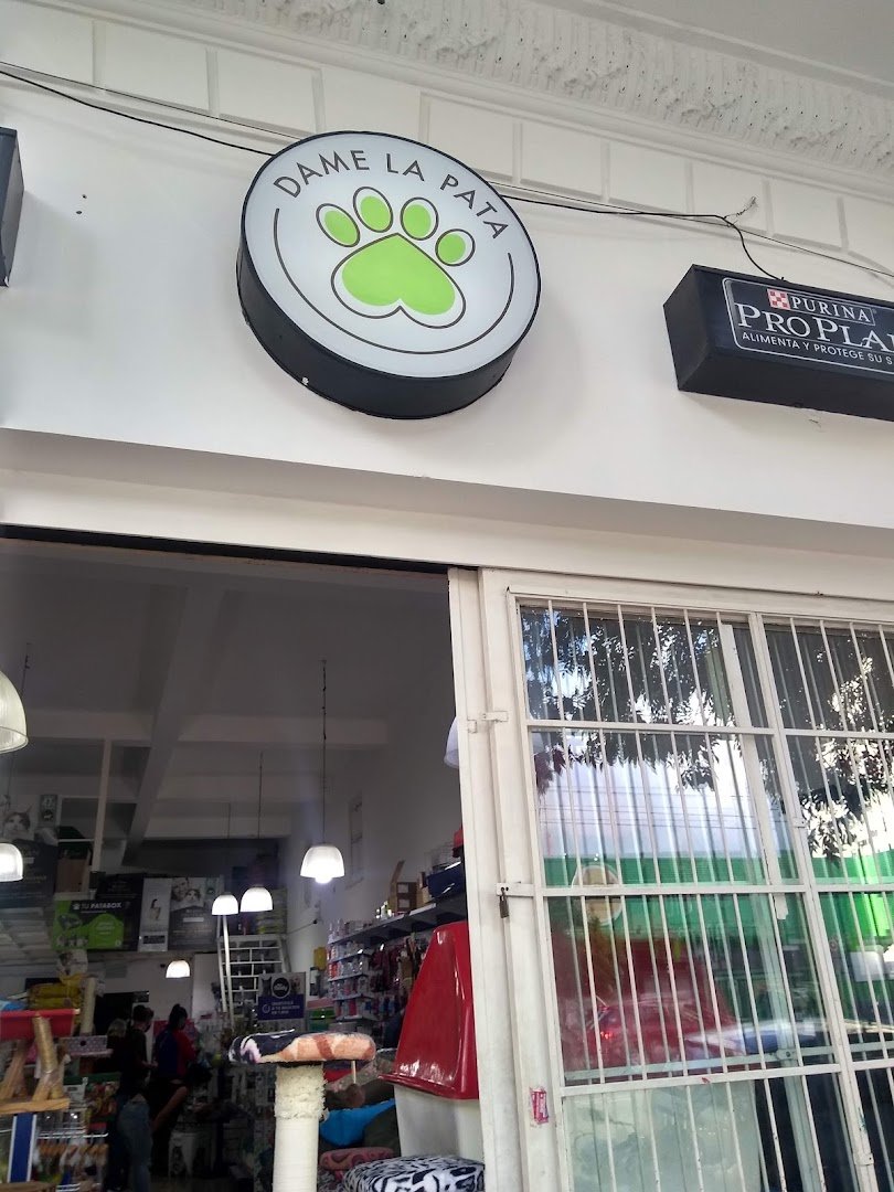 Cartel de Dame La Pata con el logo de la huella verde en la entrada del local de Av. San Juan